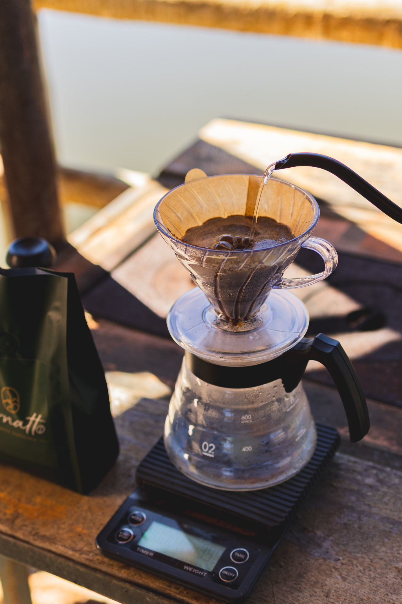 Preparo de café Ornatto em V60 com embalagem da marca